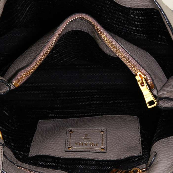 Borsa a tracolla Prada  Twin Zip in pelle grigia - Detail D3