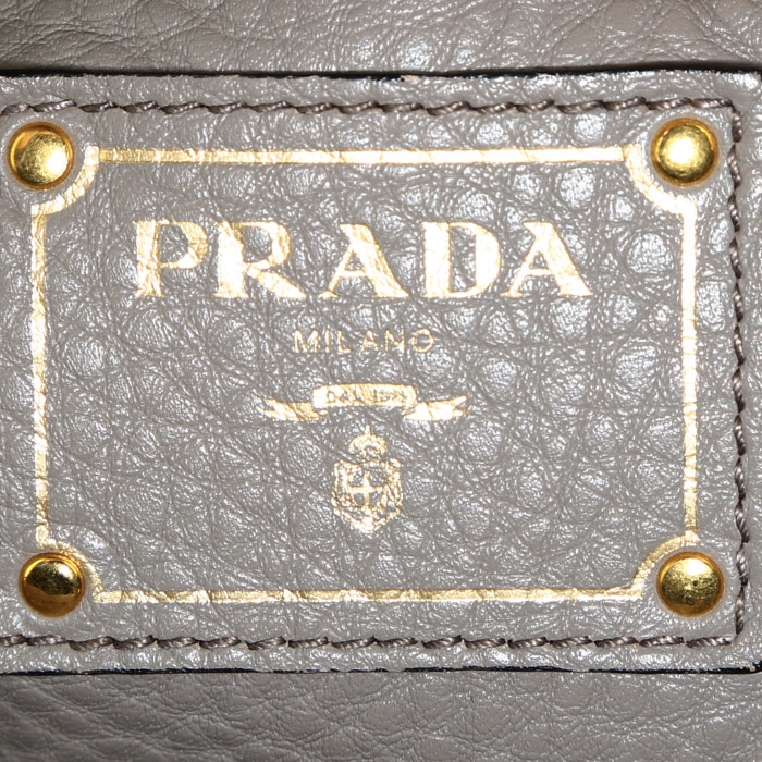 Bolso bandolera Prada  Twin Zip en cuero gris - Detail D4