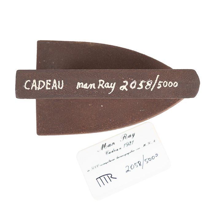 Man Ray, “Cadeau”, bronze and nails sculpture, signed and numbered, of 1921/1974 - Detail D1