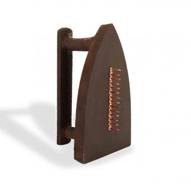 Man Ray, “Cadeau”, sculpture en bronze et clous, signée et numérotée, de 1921/1974