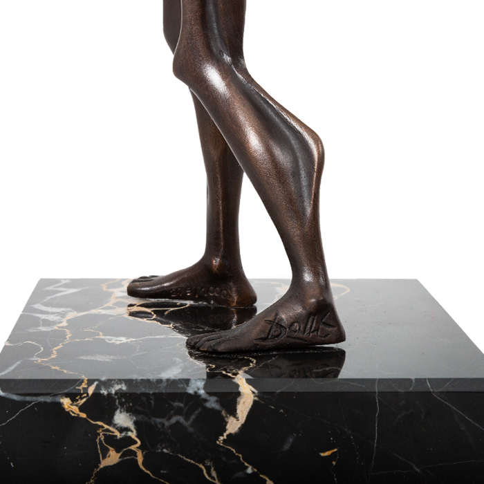 Salvador Dalí, "Hommage à Newton", sculpture in brown patinated bronze and black marble, signed and numbered, designed in 1980, cast in the 2000's - Detail D2