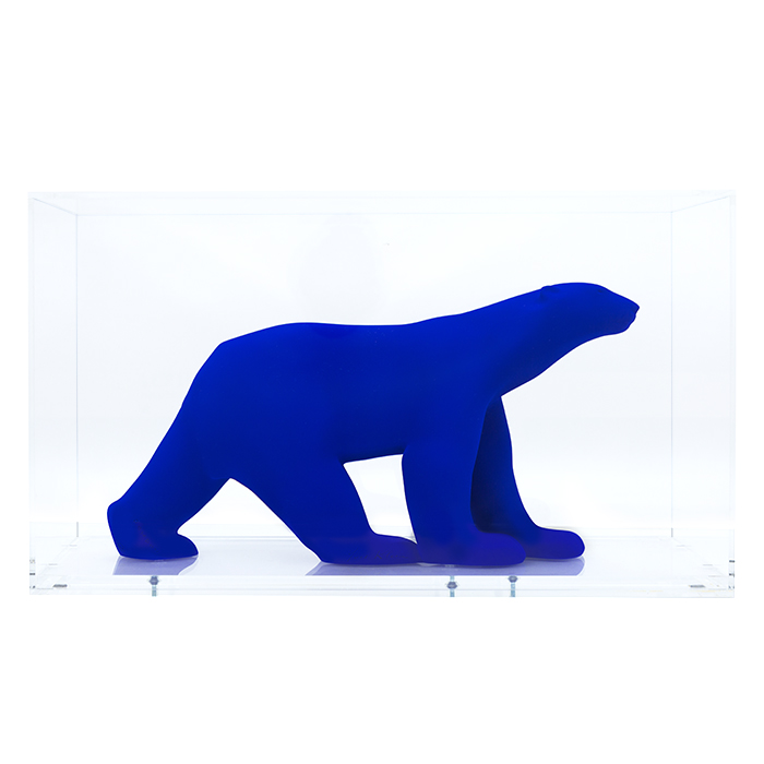 Yves Klein Edition, L'Ours Pompon, sculpture in resin with IKB pigments under plexiglas, signed, titled and numbered, of 2022 - 00pp