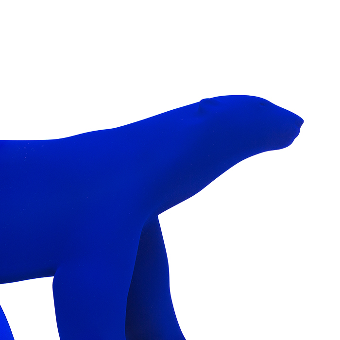 Édition Yves Klein, L'Ours Pompon, sculpture en résine avec pigments IKB sous plexiglas, signée, titrée et numérotée, de 2022 - Detail D1