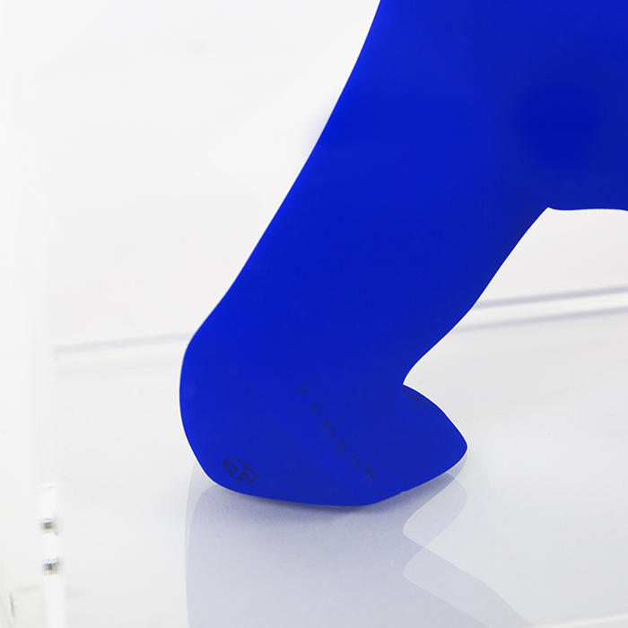 Édition Yves Klein, L'Ours Pompon, sculpture en résine avec pigments IKB sous plexiglas, signée, titrée et numérotée, de 2022 - Detail D2