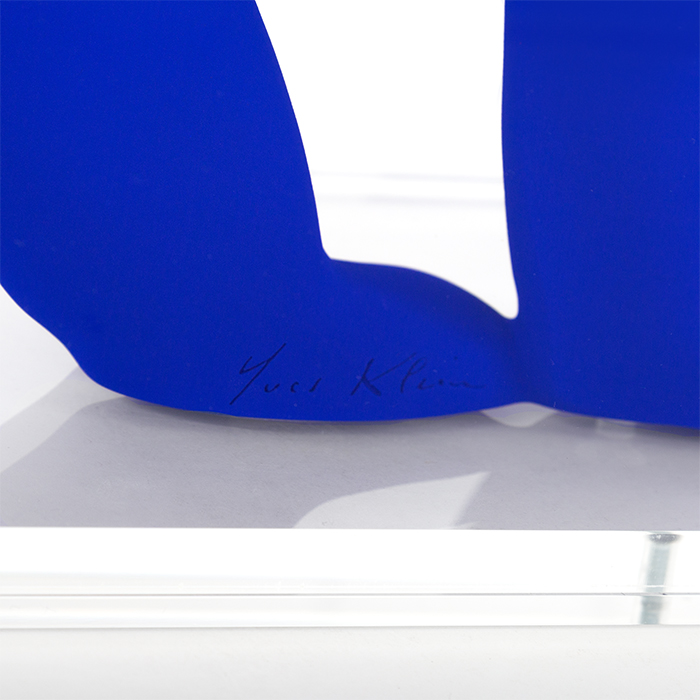 Édition Yves Klein, L'Ours Pompon, sculpture en résine avec pigments IKB sous plexiglas, signée, titrée et numérotée, de 2022 - Detail D3