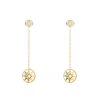 Paire de boucles d'oreilles Dior Rose des vents en or jaune, nacre et diamant - 00pp thumbnail