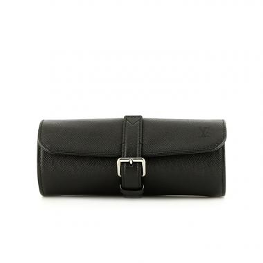 Louis Vuitton, étui trois montres, en cuir Taïga, finitions en cuir lisse et métal argenté, doublure en microfibre, des années 2020