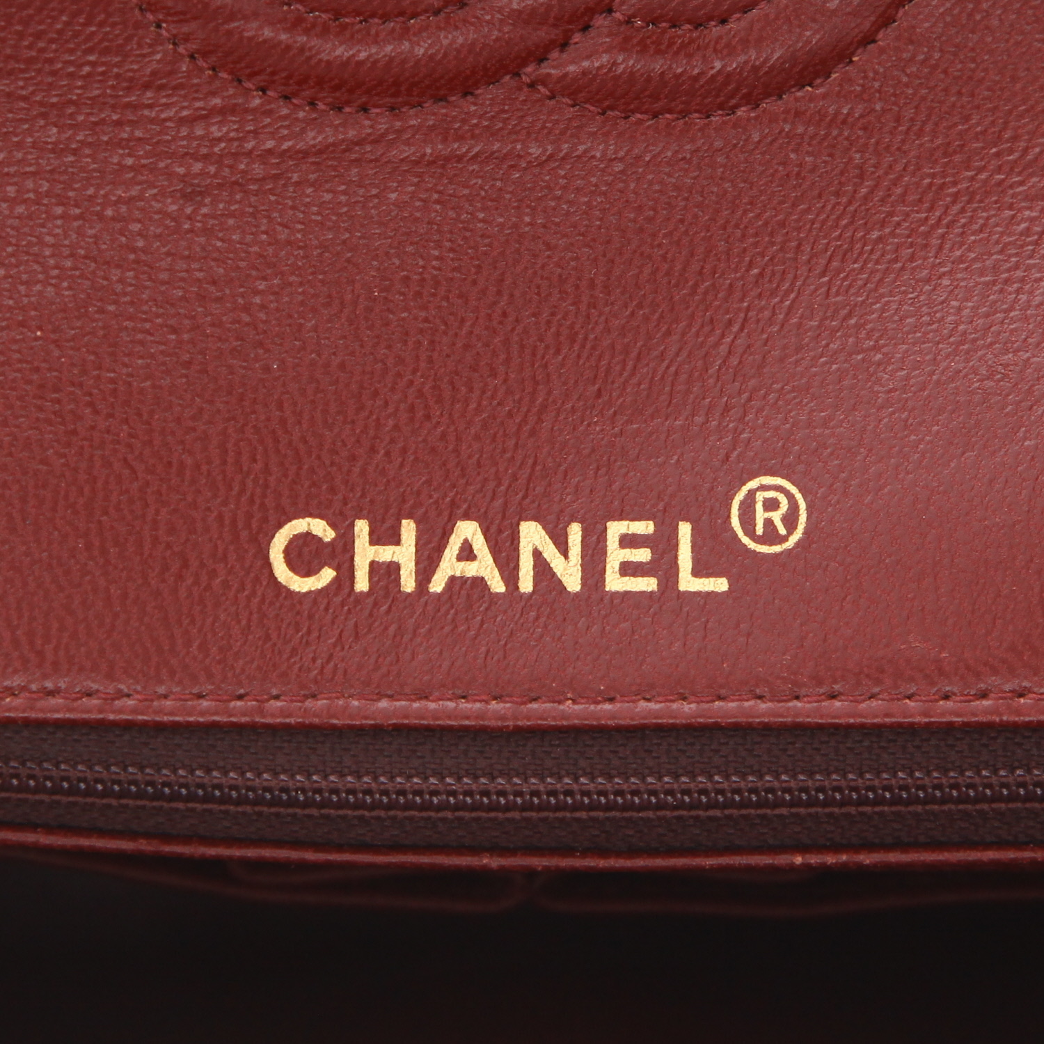 Bolso de mano Chanel  Timeless en cuero acolchado negro - Detail D2