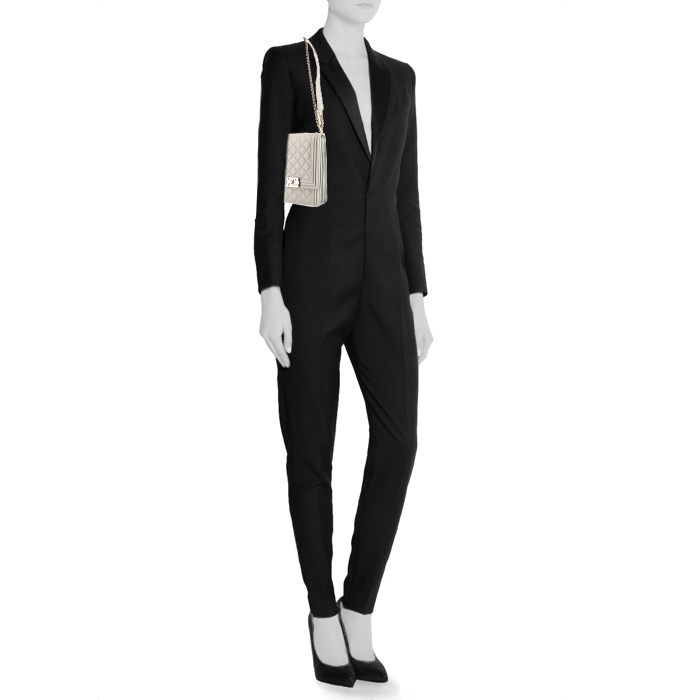 Sac bandoulière Chanel  Boy en cuir matelassé gris - Detail D1