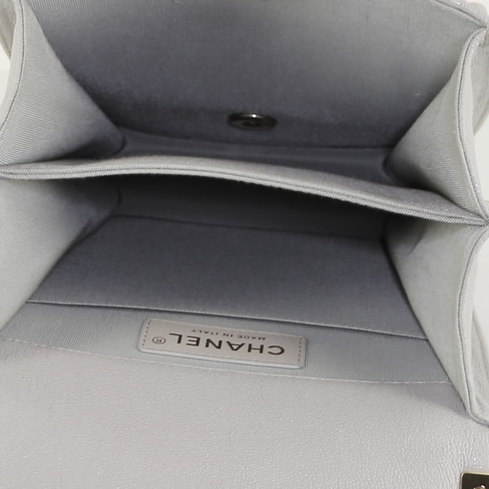 Chanel Boy shoulder bag in grey quilted leather - Detail D3