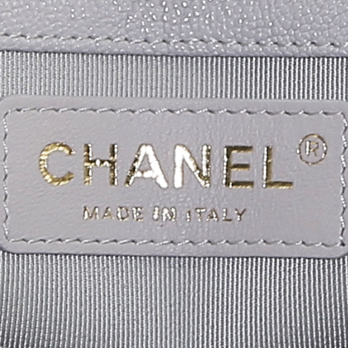 Chanel Boy shoulder bag in grey quilted leather - Detail D4