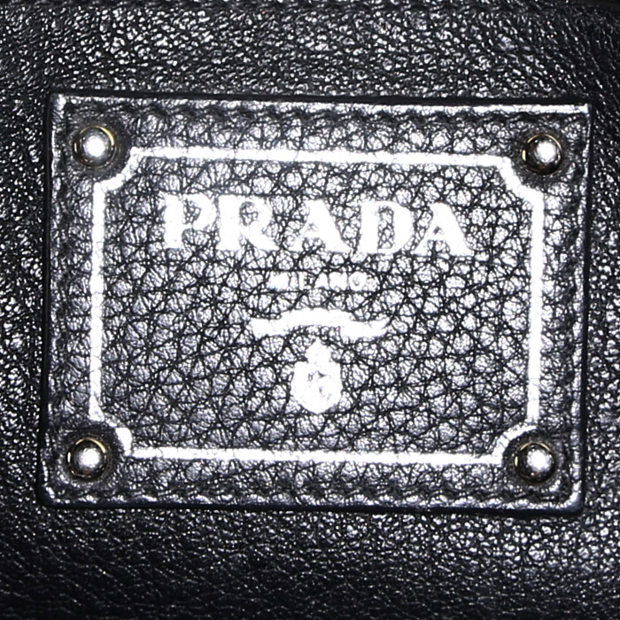 Sac bandoulière Prada   en cuir grainé noir - Detail D4