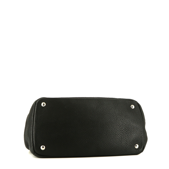 Bolso bandolera Prada   en cuero granulado negro - Detail D5