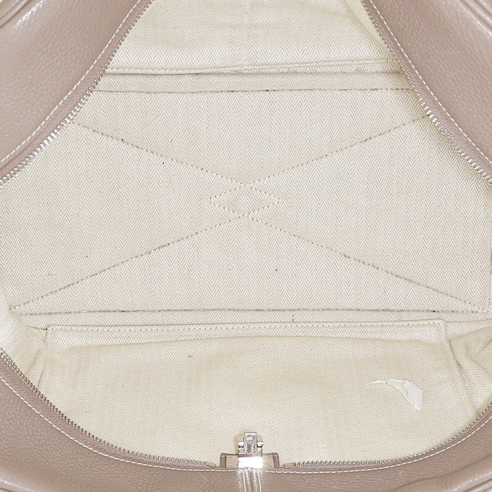 Bolso de mano Hermès  Victoria en cuero togo marrón etoupe - Detail D2