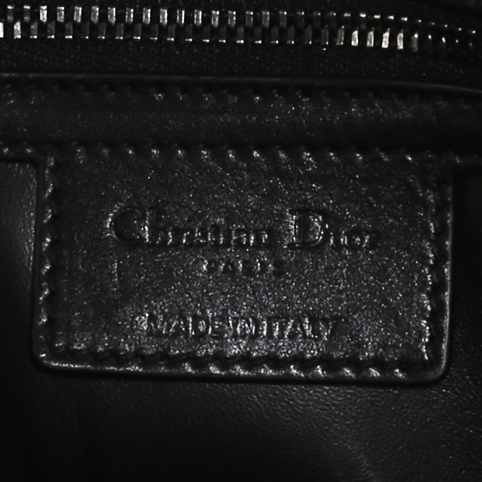 Bolso bandolera Dior Caro modelo mediano en cuero acolchado negro - Detail D4