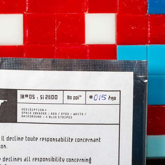 INVADER sculpture, IK invasion kit. 05: Si 2600 - 2006, mosaic tiles, numbered on the back of the open blister "015/150". - Detail D3