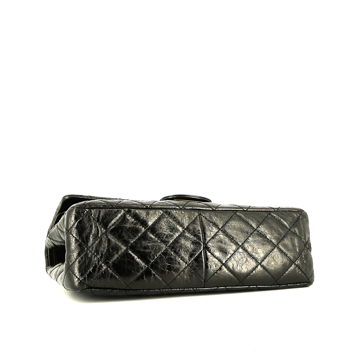Chanel  Chanel 2.55 handbag  in black quilted iridescent leather - Detail D5