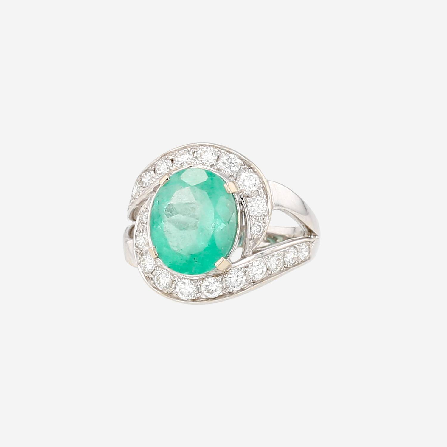 Sortija Vintage  de oro blanco, esmeralda y diamantes
