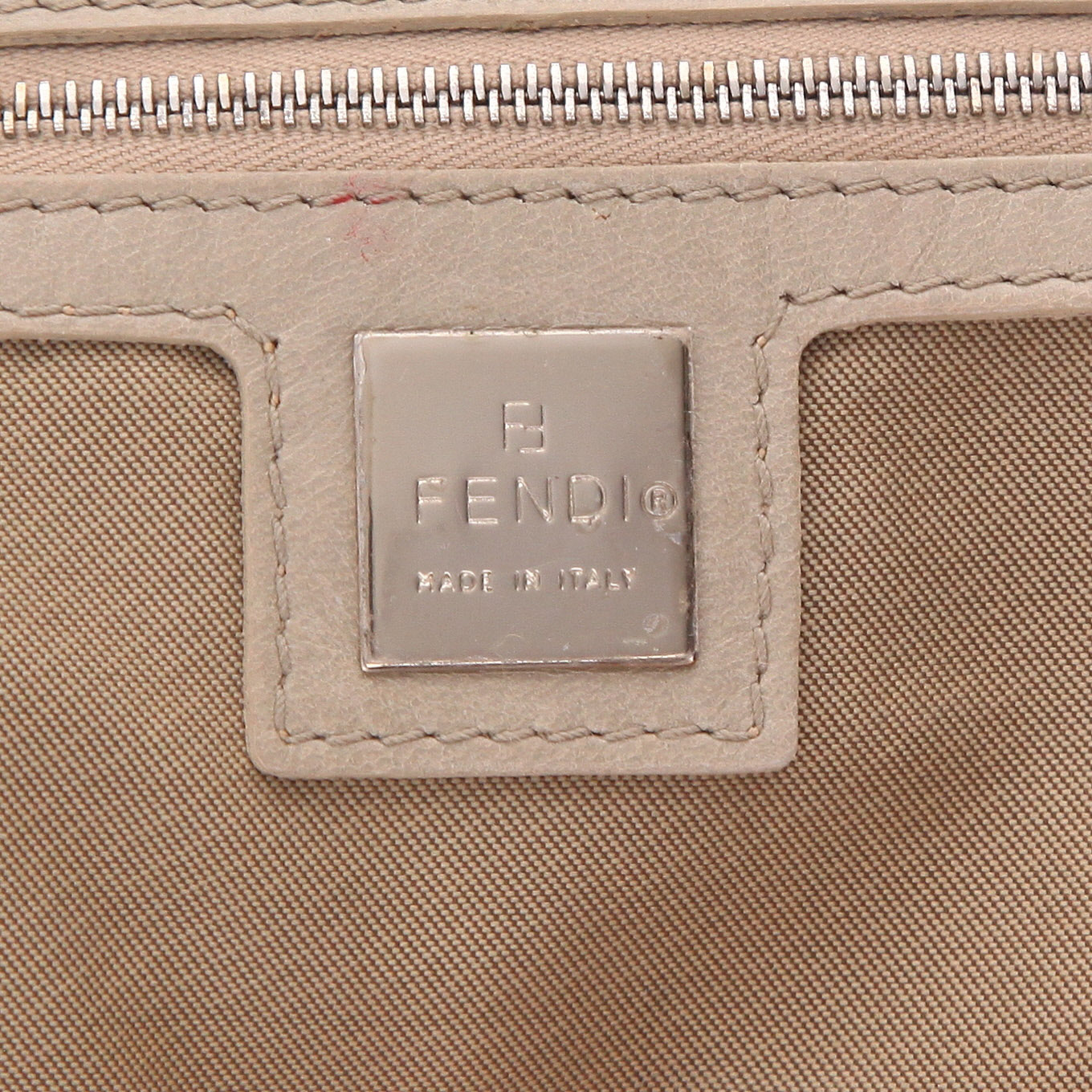 Bolso de mano Fendi  Baguette en cuero trenzado beige color topo y blanco y lona Monogram marrón - Detail D2