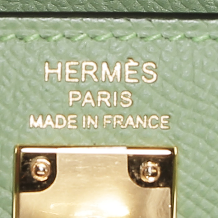 Hermès  Kelly 25 cm handbag  in green Criquet epsom leather - Detail D4