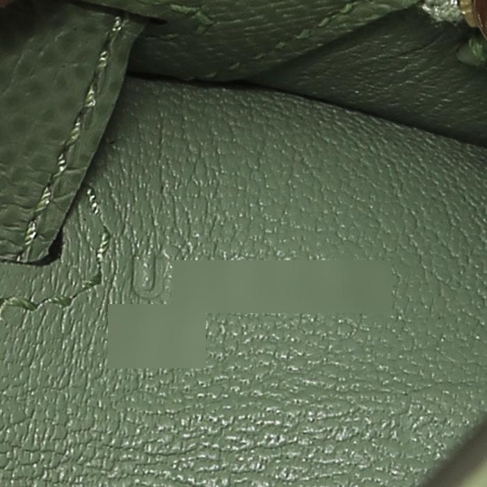 Bolso de mano Hermès  Kelly 25 cm en cuero epsom verde Criquet - Detail D5