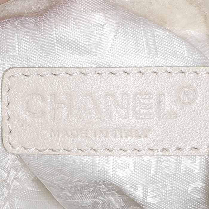 Bolso de mano Chanel   pequeño  en piel con lana blanca y cuero blanco - Detail D3
