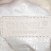 Bolso de mano Chanel   pequeño  en piel con lana blanca y cuero blanco - Detail D3 thumbnail