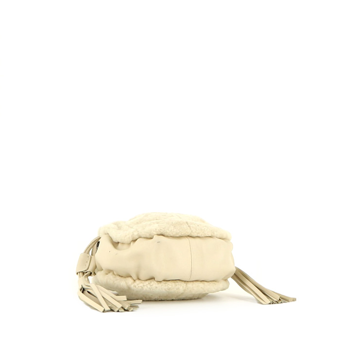 Bolso de mano Chanel   pequeño  en piel con lana blanca y cuero blanco - Detail D4