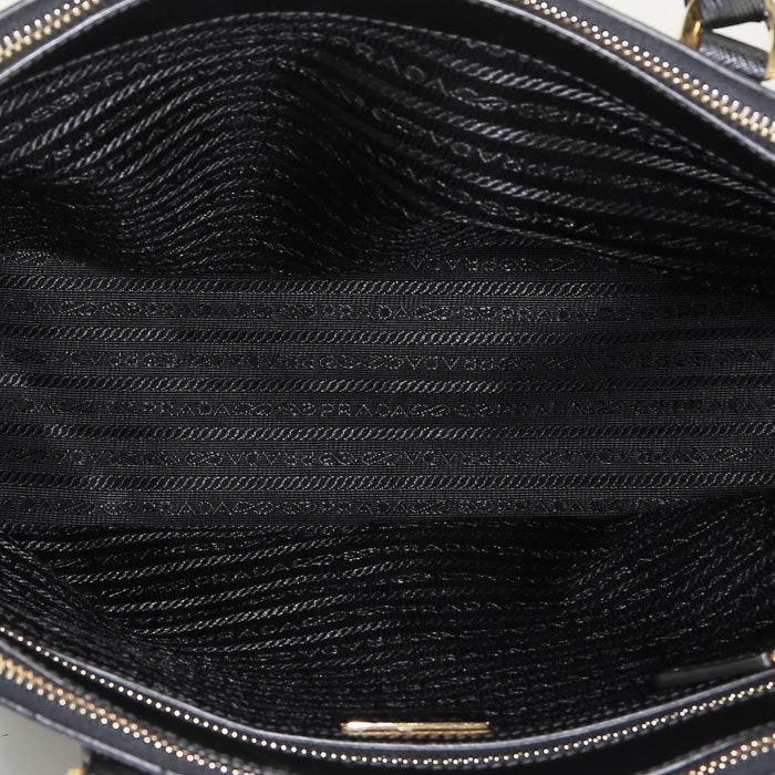 Sac à main Prada  Galleria grand modèle  en cuir saffiano noir - Detail D2
