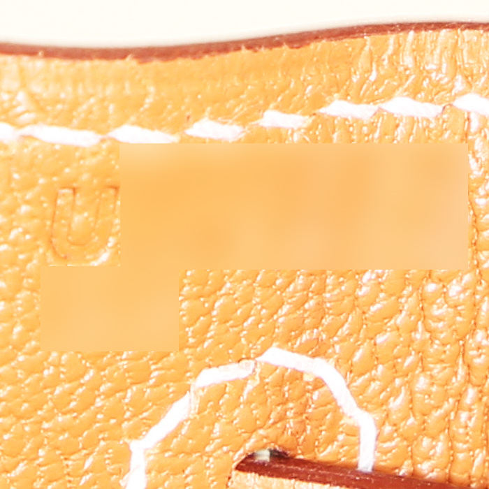 Bolso de mano Hermès  Kelly 28 cm en cuero epsom color oro - Detail D5