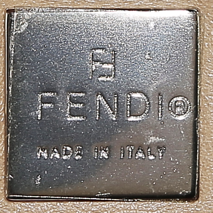 Fendi  Baguette handbag  in beige leather - Detail D3