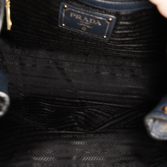 Prada   handbag  in blue grained leather - Detail D2