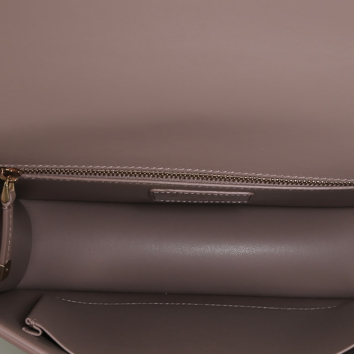 Sac bandoulière Dior  30 Montaigne en cuir verni rose-pale - Detail D2