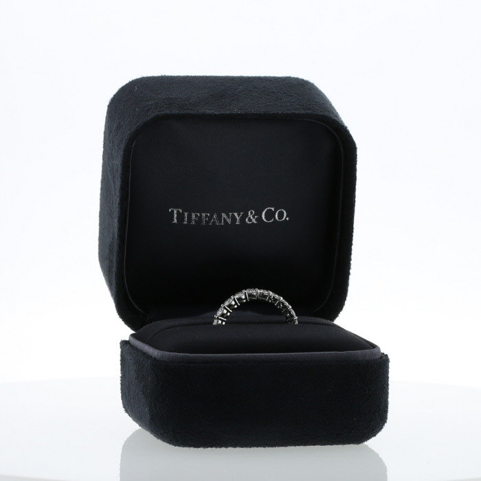 Tiffany
Co Embrace wedding ring in platinium and diamonds - Detail D2