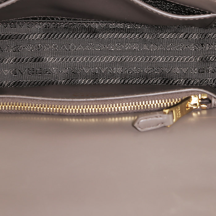 Bolso bandolera Prada  Diagramme en cuero color topo - Detail D3