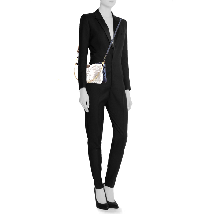 Louis Vuitton  Maxi Multi Pochette Accessoires shoulder bag  in navy blue and silver canvas - Detail D2