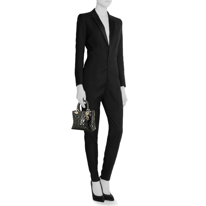 Sac à main Dior  Lady Dior moyen modèle  en cuir verni noir - Detail D1