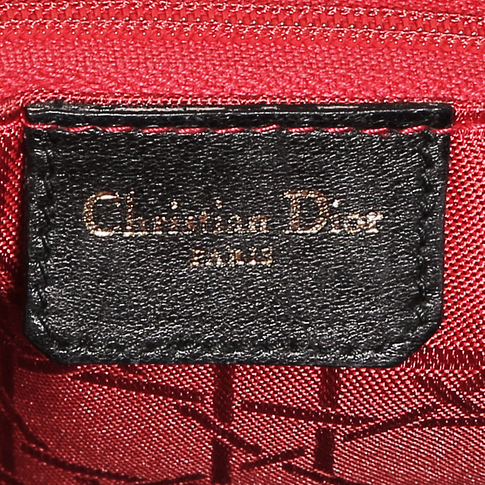 Bolso de mano Dior  Lady Dior modelo mediano  en charol negro - Detail D3