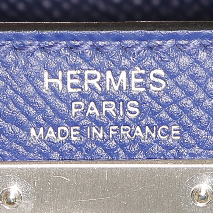 Hermès  Kelly 28 cm handbag  in electric blue epsom leather - Detail D4