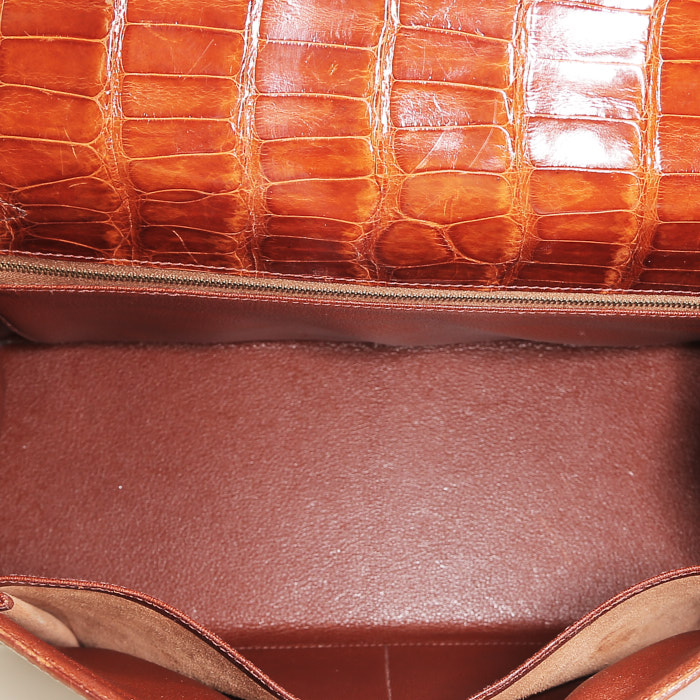 Bolso de mano Hermès  Kelly 32 cm en aligátor marrón - Detail D3