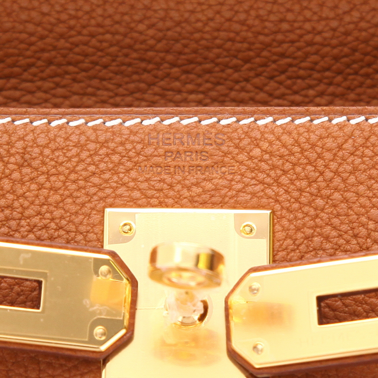 Bolso de mano Hermès  Kelly 28 cm en Barenia Faubourg color oro - Detail D2