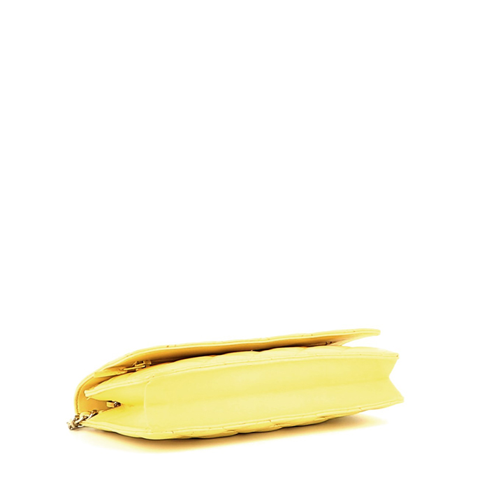 Bolso/bolsito Chanel  Wallet on Chain en cuero acolchado amarillo - Detail D4