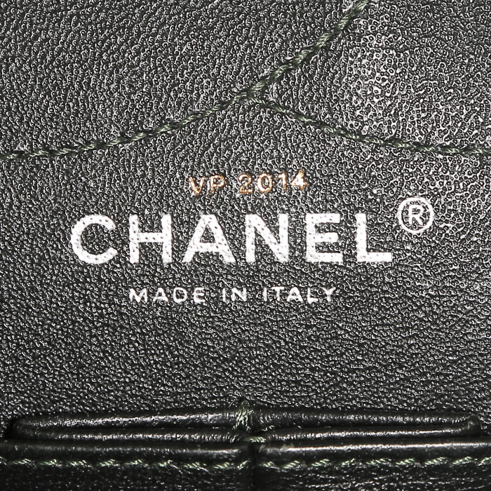 Bolso bandolera Chanel  Chanel 2.55 en lona acolchada verde - Detail D4