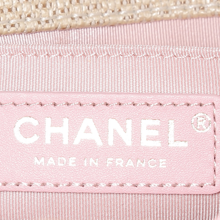 Chanel Boy shoulder bag in beige and pink braided wicker - Detail D4
