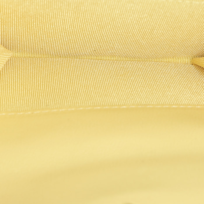 Portefeuille Chanel   en cuir grainé matelassé jaune - Detail D2