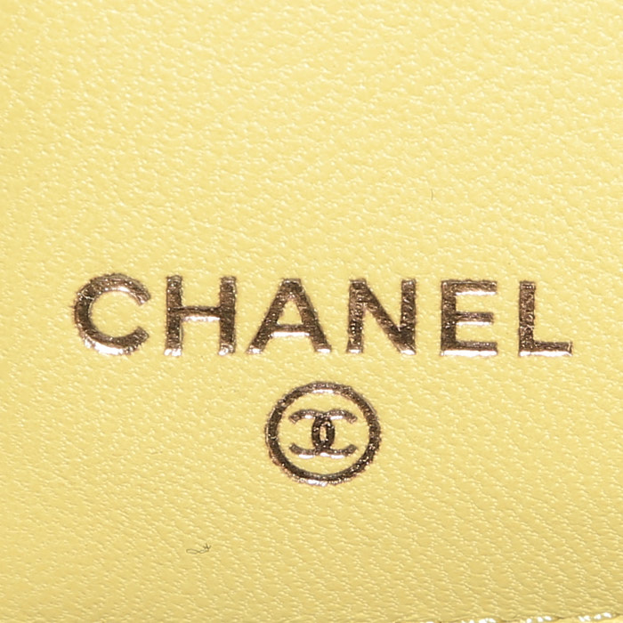 Portefeuille Chanel   en cuir grainé matelassé jaune - Detail D4