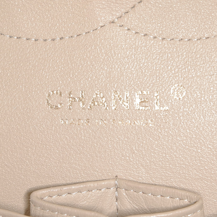 Chanel  Timeless Jumbo shoulder bag  in beige quilted leather - Detail D4