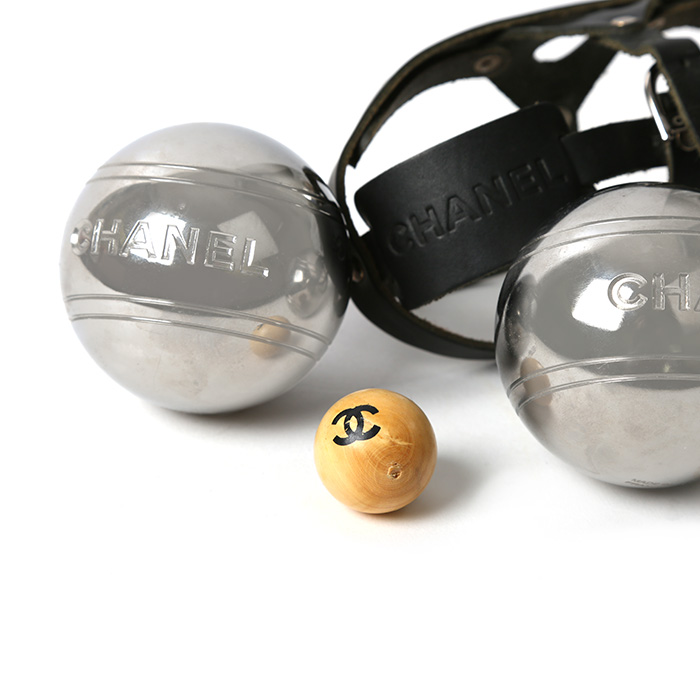 Chanel, paire de boules de pétanque et leur cochonnet, édition limitée, signée, de 2010