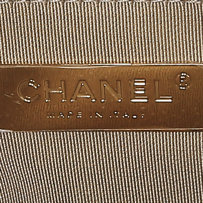 Sac bandoulière Chanel  19 en cuir matelassé doré - Detail D4