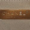 Bolso bandolera Chanel  19 en cuero acolchado dorado - Detail D4 thumbnail